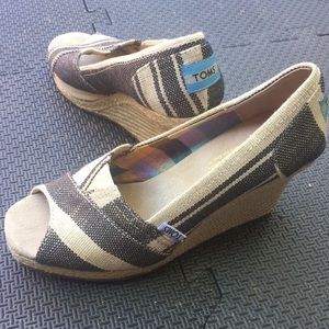 Toms Wedges size W6
